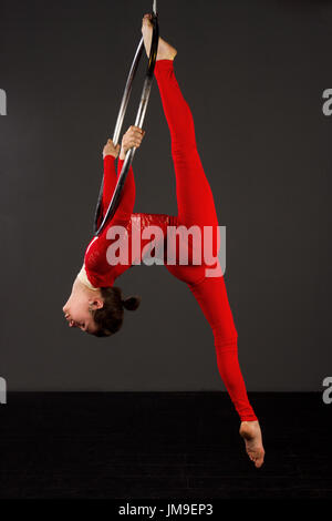 Attraente trapezista donna esercita sull'anello dell'antenna (LYRA) Foto Stock