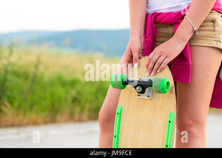 Anonimo ragazza adolescente con lo skateboard Foto Stock
