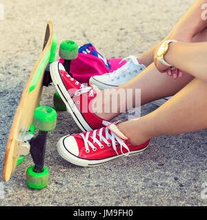 Tanga amici adolescenti con lo skateboard, colorised immagine Foto Stock