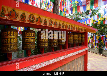 Ruote della preghiera e bandiere in entrata al Tempio Mahakal osservatorio sulla collina, Darjeeling, West-Bengal, India Foto Stock