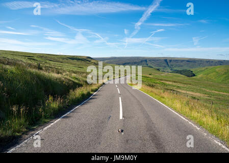 L'A6024 Woodhead strada sopra il Pennines sul confine del Derbyshire e West Yorkshire. Foto Stock