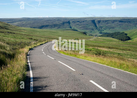 L'A6024 Woodhead strada sopra il Pennines sul confine del Derbyshire e West Yorkshire. Foto Stock