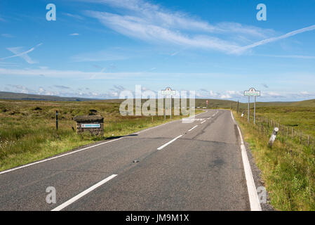 L'A6024 Woodhead strada sopra il Pennines sul confine del Derbyshire e West Yorkshire. Segno per il Derbyshire accanto alla strada. Foto Stock