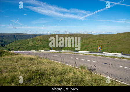 L'A6024 Woodhead strada sopra il Pennines sul confine del Derbyshire e West Yorkshire. Foto Stock