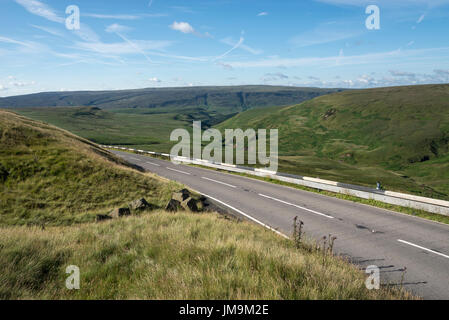 L'A6024 Woodhead strada sopra il Pennines sul confine del Derbyshire e West Yorkshire. Foto Stock