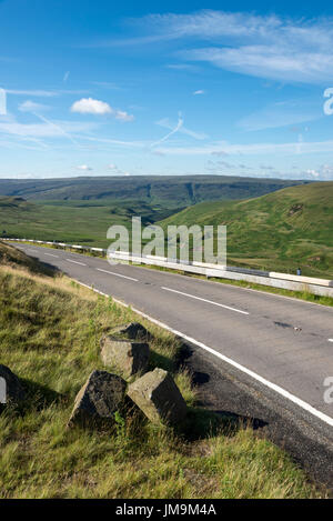 L'A6024 Woodhead strada sopra il Pennines sul confine del Derbyshire e West Yorkshire. Foto Stock