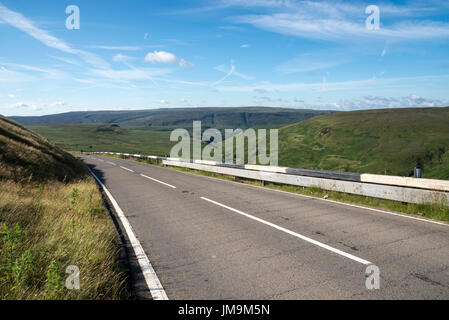 L'A6024 Woodhead strada sopra il Pennines sul confine del Derbyshire e West Yorkshire. Foto Stock