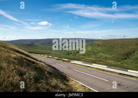 L'A6024 Woodhead strada sopra il Pennines sul confine del Derbyshire e West Yorkshire. Foto Stock