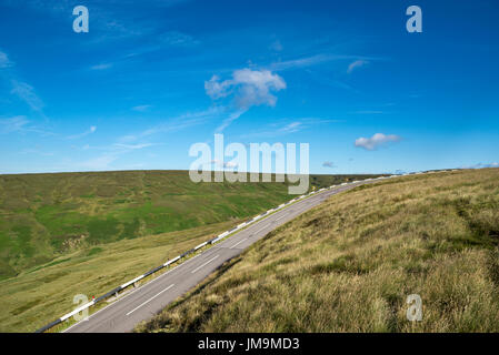 L'A6024 Woodhead strada sopra il Pennines sul confine del Derbyshire e West Yorkshire. Foto Stock