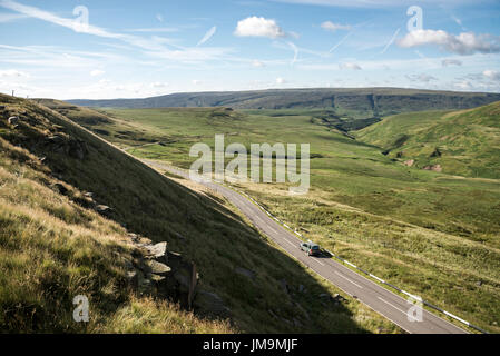 L'A6024 Woodhead strada sopra il Pennines sul confine del Derbyshire e West Yorkshire. Foto Stock