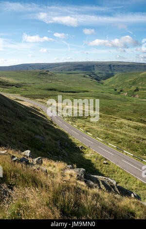 L'A6024 Woodhead strada sopra il Pennines sul confine del Derbyshire e West Yorkshire. Foto Stock