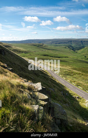 L'A6024 Woodhead strada sopra il Pennines sul confine del Derbyshire e West Yorkshire. Foto Stock