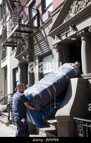 Traslochi uomini offrendo lettino per indirizzo sulla Waverley Av in Manhattan, Greenwich Village - New York - USA Foto Stock