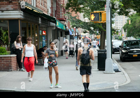 Il marciapiede con persone sulla 6th Avenue a Manhattan - New York - USA Foto Stock