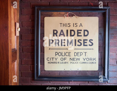 Stonewall Inn Bar Gay , segno storico, su Christopher Street nel Greenwich Village di New York - USA Foto Stock