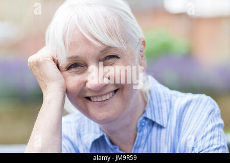 Outdoor testa e spalle ritratto di donna Senior Foto Stock
