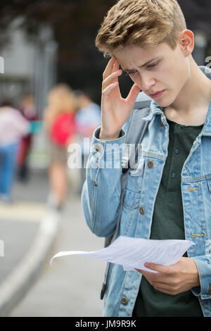 Ragazzo adolescente deluso con i risultati degli esami Foto Stock