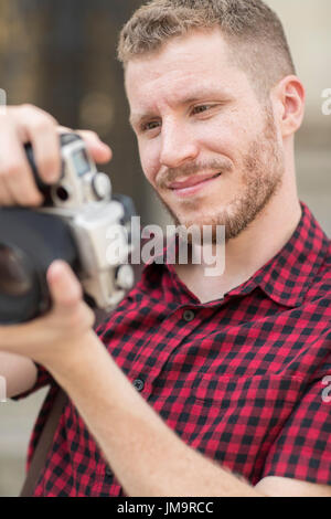 Fotografo di sesso maschile che lavorano in strada Foto Stock