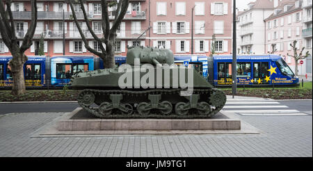 Strasburgo, europäische Strassenbahn hinter einem Panzer aus dem Weltkrieg Foto Stock