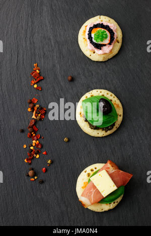 Pancake fatti in casa crostini su pietra ardesia piastra per finger food party Foto Stock