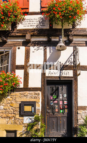 Il winebar, weinwirtschaft  zum accurbuerger  nella storica città di mezzo in legno risalente al 1561, Stuttgart Bad Cannstatt, BADEN-WUERTTEMBERG, Germania Foto Stock