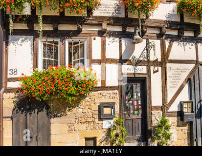 Il winebar, weinwirtschaft  zum accurbuerger  nella storica città di mezzo in legno risalente al 1561, Stuttgart Bad Cannstatt, BADEN-WUERTTEMBERG, Germania Foto Stock