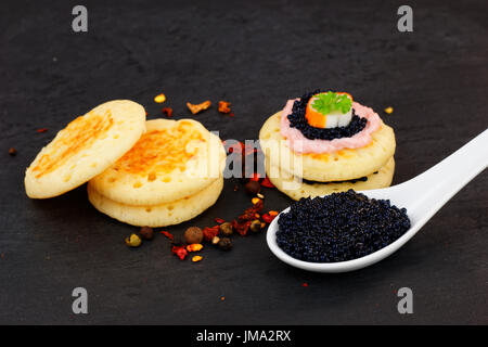 Pancake fatti in casa crostini su pietra ardesia piastra per finger food party Foto Stock