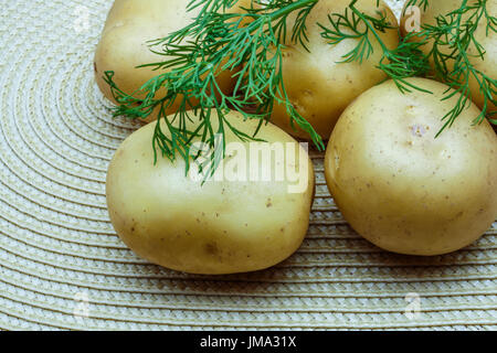 Patate e aneto su un tovagliolo in vimini Foto Stock