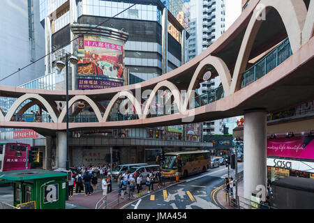 HONG KONG - Ottobre 22, 2016: persone in piedi al semaforo sotto elevata skywalk tra Pennington Street e Yee Wo Street nel famoso l Foto Stock