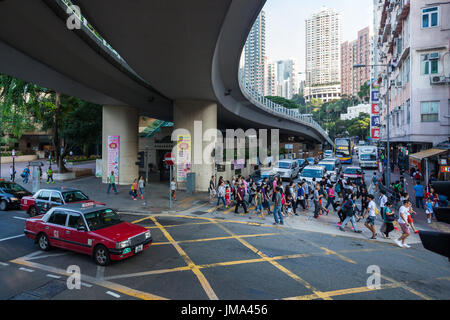 HONG KONG - Ottobre 22, 2016: persone attraversano la strada sotto elevata skywalk tra Pennington Street e Yee Wo Street nella famosa per lo shopping di lusso Foto Stock