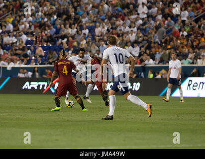 Harrison, Stati Uniti. Xxv Luglio, 2017. Gregoire Defrel (23) di come Roma & Mousa Dembele (19) di speroni lotta per la sfera durante l'Internation Champions Cup gioco su Red Bulls Arena Roma vince 3 - 2 Credito: Lev Radin/Pacific Press/Alamy Live News Foto Stock