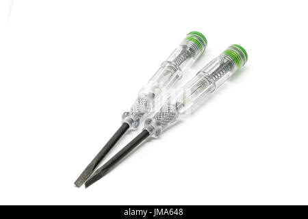 Cacciavite tester con isolati su uno sfondo bianco. Attrezzo per verificare la presenza di tensione elettrica. Foto Stock