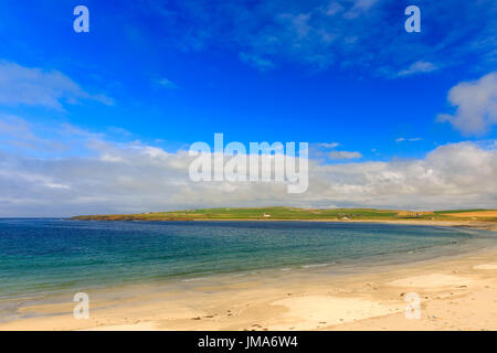 Soleggiata baia di Skaill, Orkney continentale, visto da Skara Brae sito Foto Stock