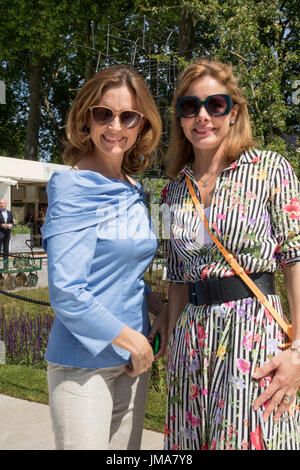 Katie Derham e Darcey Bussell al 2017 RHS Chelsea Flower Show lungo il viale principale sulla giornata della stampa Foto Stock