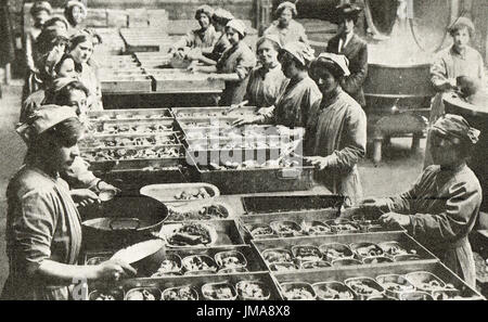 Le donne per la cottura in un esercito cucina Dartford Kent, ww1 Foto Stock