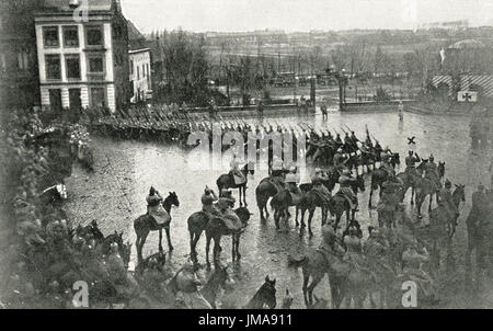 Sfilata di forze bavarese prima di Crown Prince Rupert a Comines, 1915 Foto Stock