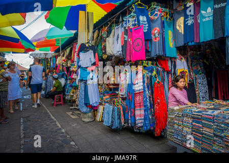 BALI, Indonesia - 16 Marzo 2016: vista del commerciale e di attività di negoziazione del mercato principale di Ubud città sull isola di Bali Indonesia Foto Stock