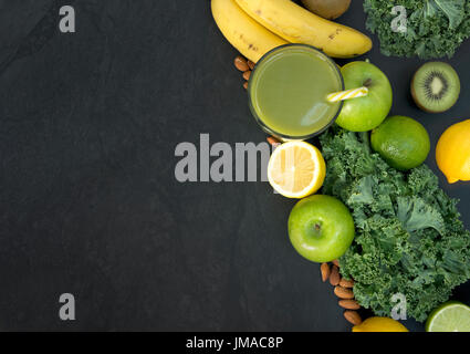 Uno stile di vita sano concetto con un bicchiere di verde smoothie con frutta e verdura compresi Kale e agrumi. Foto Stock