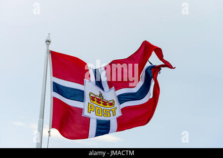 La Norwegian flag POST viene visualizzato su tutte le navi che trasportano il post sotto contratto dal norvegese servizio postale. Foto Stock