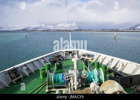 Hurtigruten Coastal Express nave da crociera MS Richard con entra spedizione Risøyrenna canale creato da dragaggio in shallow Risøysund.nel 1922.dredg Foto Stock