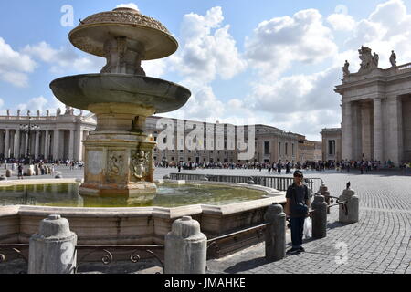 Il Concilio Vaticano si arresta antiche fontane ad acqua in San Pietro, Roma, Italia, Agosto 25, 2017. Il tempo era incredibilmente calda e i turisti erano costantemente in esecuzione per l'acqua libera da alcune fontane al fine di soddisfare la loro sete. Io era uno di loro. La maggior parte delle fontane arrestato, ma poche piccole di acqua potabile sono stati ammessi, e noi tutti abbiamo apprezzato molto poiché esso stava colpendo 90-92F per l'ultimo pochi giorni. Niente di più bello che la Città del Vaticano e le sue sculture antiche. Foto Stock