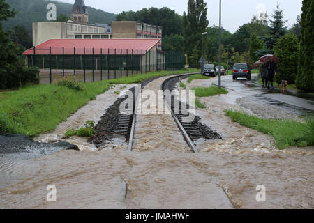 Wernigerode, Germania. 26 Luglio, 2017. I binari ferroviari del Harzer Schmalspurbahn (HSB) (lit. Harz linea a scartamento ridotto) viene allagata a Wernigerode, Germania, 26 luglio 2017. Il livello di acqua in alcuni fiumi nello stato della Sassonia-Anhalt è notevolmente aumentato a causa delle continue piogge. I fiumi nella regione di Harz sono diventati fortemente rigonfiati in un tempo molto breve, come annunciato dall'acqua alta centrale di predizione in Magdeburg sul loro sito web su Martedì. Foto: Matthias Bein/dpa-Zentralbild/dpa/Alamy Live News Foto Stock