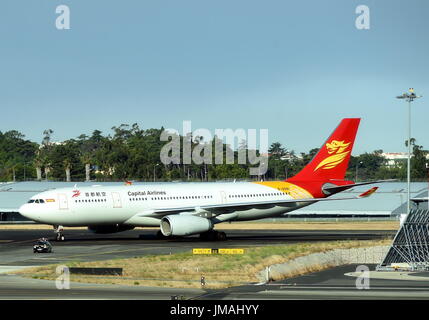 Lisbona, Humberto Delgado Aeroporto. 26 Luglio, 2017. Il primo volo diretto dalla Cina è Hangzhou alla capitale portoghese Lisbona via Pechino, capitale della Cina, terre al Humberto Delgado, Aeroporto di Lisbona sulla luglio 26, 2017. Un percorso di aria tra Hangzhou, a Pechino e a Lisbona è stato inaugurato martedì, il primo volo diretto che collega il capitali della Cina e il Portogallo. Credito: Zhang Liyun/Xinhua/Alamy Live News Foto Stock