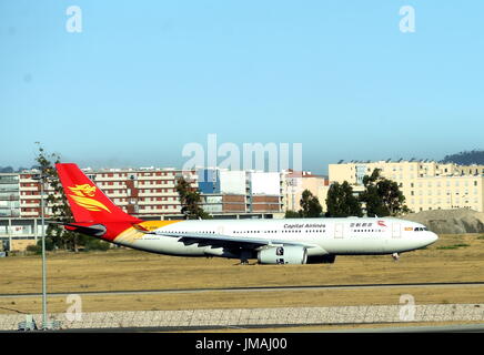 Lisbona, Humberto Delgado Aeroporto. 26 Luglio, 2017. Il primo volo diretto dalla Cina è Hangzhou alla capitale portoghese Lisbona via Pechino, capitale della Cina, terre al Humberto Delgado, Aeroporto di Lisbona sulla luglio 26, 2017. Un percorso di aria tra Hangzhou, a Pechino e a Lisbona è stato inaugurato martedì, il primo volo diretto che collega il capitali della Cina e il Portogallo. Credito: Zhang Liyun/Xinhua/Alamy Live News Foto Stock
