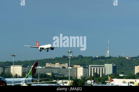 Lisbona, Humberto Delgado Aeroporto. 26 Luglio, 2017. Il primo volo diretto dalla Cina è Hangzhou alla capitale portoghese Lisbona via Pechino, capitale della Cina, è lo sbarco a Humberto Delgado, Aeroporto di Lisbona sulla luglio 26, 2017. Un percorso di aria tra Hangzhou, a Pechino e a Lisbona è stato inaugurato martedì, il primo volo diretto che collega il capitali della Cina e il Portogallo. Credito: Zhang Liyun/Xinhua/Alamy Live News Foto Stock