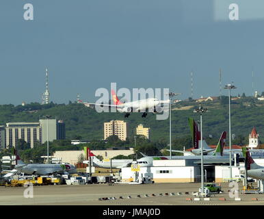 Lisbona, Humberto Delgado Aeroporto. 26 Luglio, 2017. Il primo volo diretto dalla Cina è Hangzhou alla capitale portoghese Lisbona via Pechino, capitale della Cina, è lo sbarco a Humberto Delgado, Aeroporto di Lisbona sulla luglio 26, 2017. Un percorso di aria tra Hangzhou, a Pechino e a Lisbona è stato inaugurato martedì, il primo volo diretto che collega il capitali della Cina e il Portogallo. Credito: Zhang Liyun/Xinhua/Alamy Live News Foto Stock