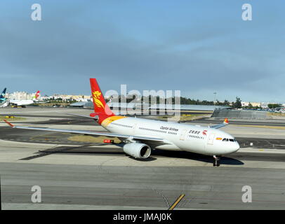 Lisbona, Humberto Delgado Aeroporto. 26 Luglio, 2017. Il primo volo diretto dalla Cina è Hangzhou alla capitale portoghese Lisbona via Pechino, capitale della Cina, terre al Humberto Delgado, Aeroporto di Lisbona sulla luglio 26, 2017. Un percorso di aria tra Hangzhou, a Pechino e a Lisbona è stato inaugurato martedì, il primo volo diretto che collega il capitali della Cina e il Portogallo. Credito: Zhang Liyun/Xinhua/Alamy Live News Foto Stock