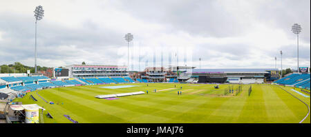 Leeds, Regno Unito. 26 Luglio, 2017. Vista generale (wide 16x9 rapporto panorama) di Headingley Stadium prima di iniziare il gioco. Cieli bui sono la compensazione e la pioggia ha interrotto in anticipo della Natwest T20 Blast gioco tra Yorkshire Vichinghi v Durham getti di mercoledì 26 luglio 2017. Foto di Mark P Doherty. Credito: catturati Fotografia di luce limitata/Alamy Live News Foto Stock