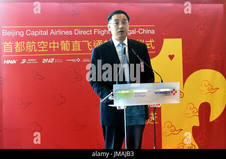 Lisbona. 26 Luglio, 2017. Ambasciatore cinese al Portogallo Cai eseguire parla alla cerimonia inaugurale del primo volo diretto dalla Cina è Hangzhou alla capitale portoghese Lisbona via Pechino, capitale della Cina il 26 luglio 2017. Il volo è atterrato a Humberto Delgado, Aeroporto di Lisbona sul mercoledì. Un percorso di aria tra Hangzhou, a Pechino e a Lisbona è stato inaugurato martedì, il primo volo diretto che collega il capitali della Cina e il Portogallo. Credito: Zhang Liyun/Xinhua/Alamy Live News Foto Stock