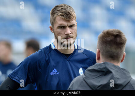 Mlada Boleslav, Repubblica Ceca. 26 Luglio, 2017. Avanti di FK Mlada Boleslav Nikolay Komlichenko partecipa a una sessione di formazione prima del terzo turno di qualificazione, prima gamba della European Football League match FK Mlada Boleslav vs Skenderbeu albanese in Mlada Boleslav, Repubblica ceca, 26 luglio 2017. Credito: Radek Petrasek/CTK foto/Alamy Live News Foto Stock